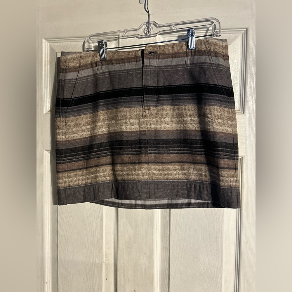 Old Navy gray size 6 skirt w interior lining